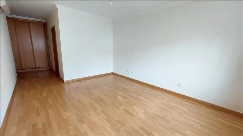 Apartamento T4 para Venda em Agualva e Mira-Sintra