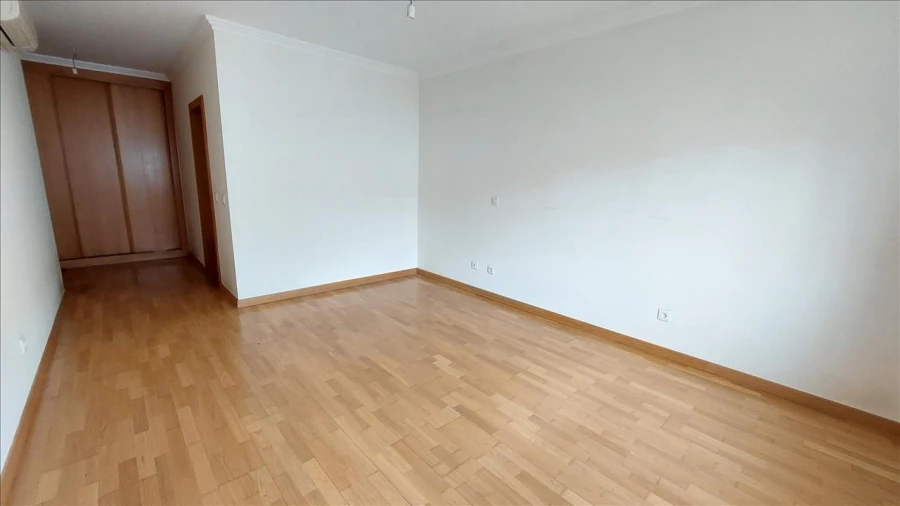 Apartamento T4 para Venda em Agualva e Mira-Sintra Foto 10