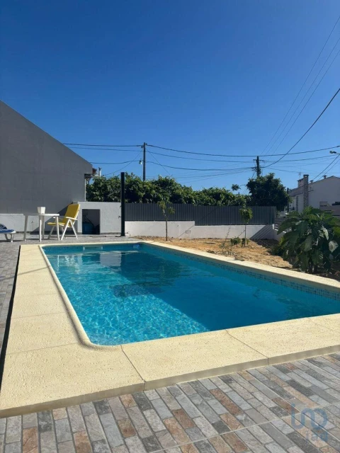 Moradia T4 para Venda em Charneca de Caparica e Sobreda