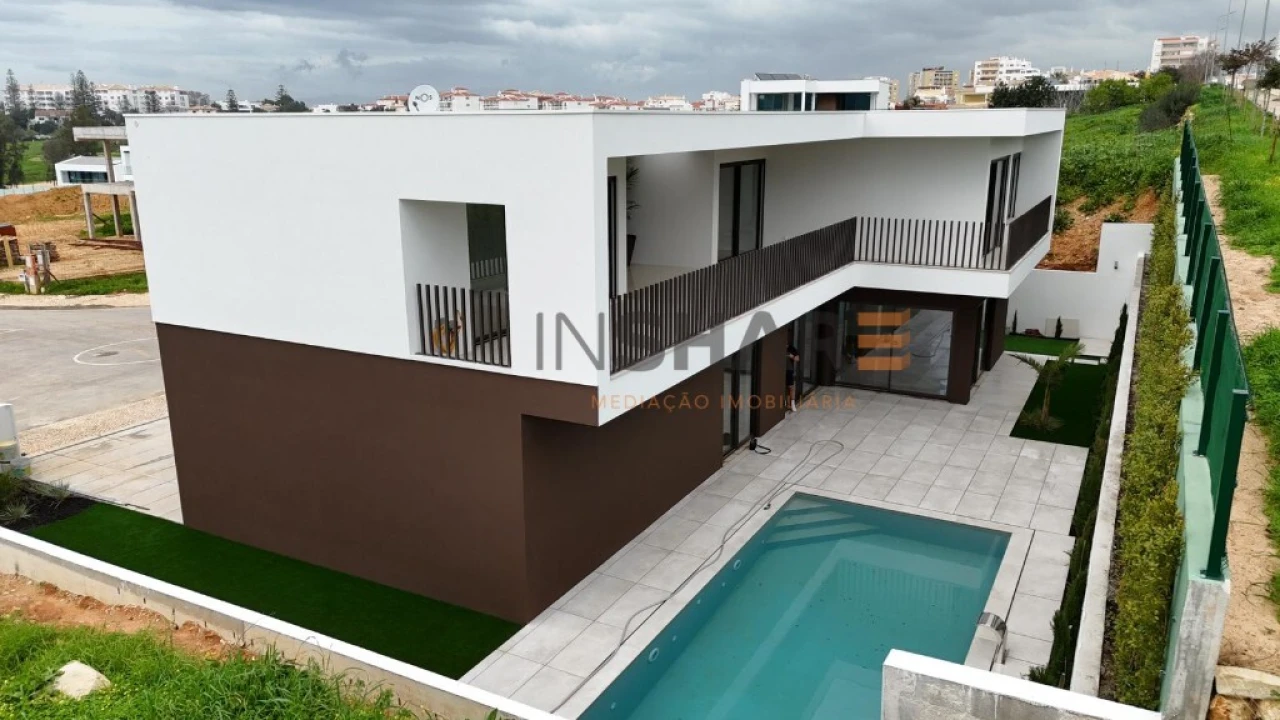 Moradia T4 para Venda em Lagos (São Sebastião e Santa Maria) Foto 1