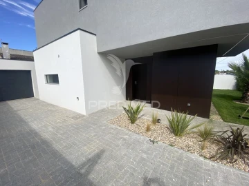Moradia T3 para Venda em Charneca de Caparica e Sobreda