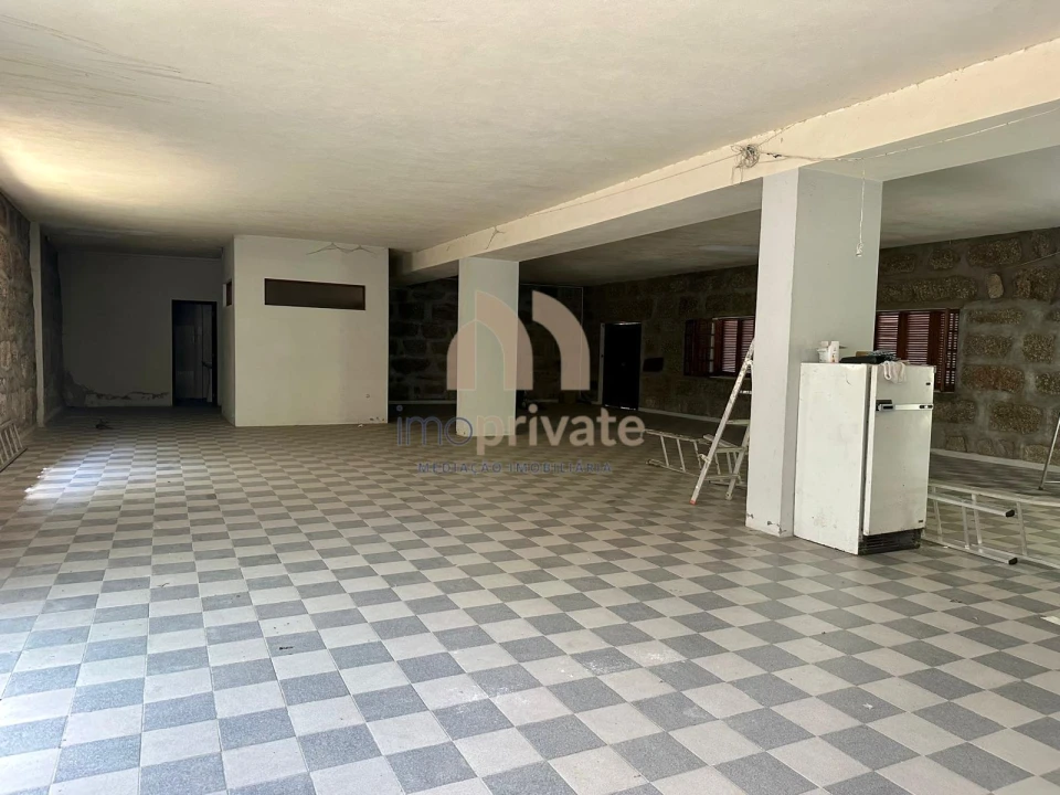 Armazém para Arrendamento em Santa Eulália Foto 1