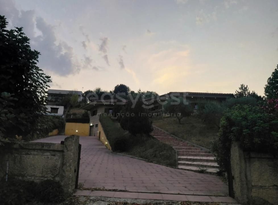 Moradia T4 para Venda em Baçal Foto 3