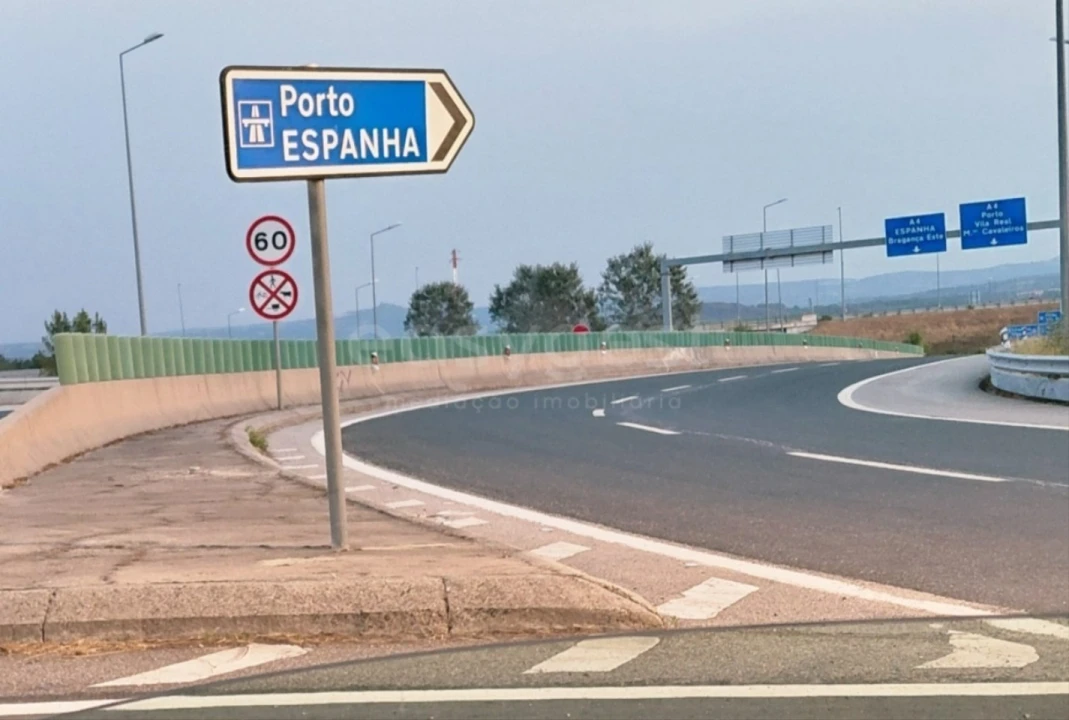 Moradia T4 para Venda em Baçal Foto 54