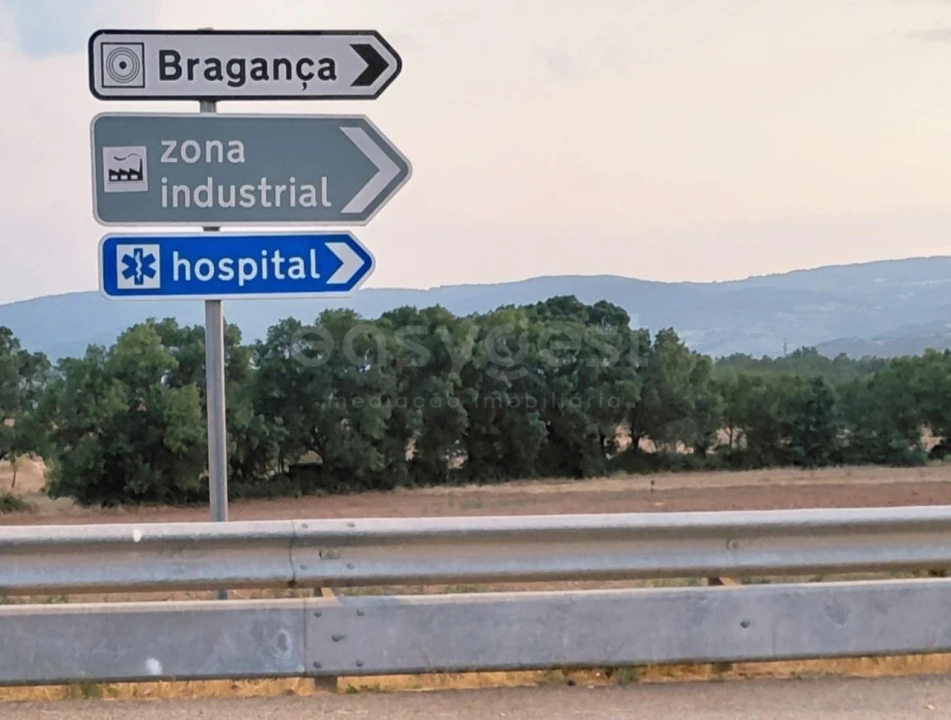 Moradia T4 para Venda em Baçal Foto 55