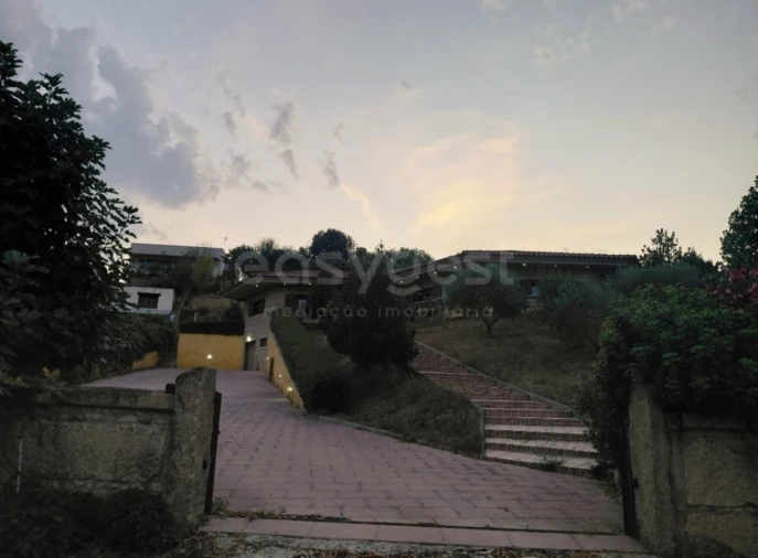 Moradia T4 para Venda em Baçal Foto 3