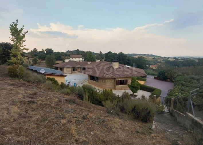 Moradia T4 para Venda em Baçal Foto 8