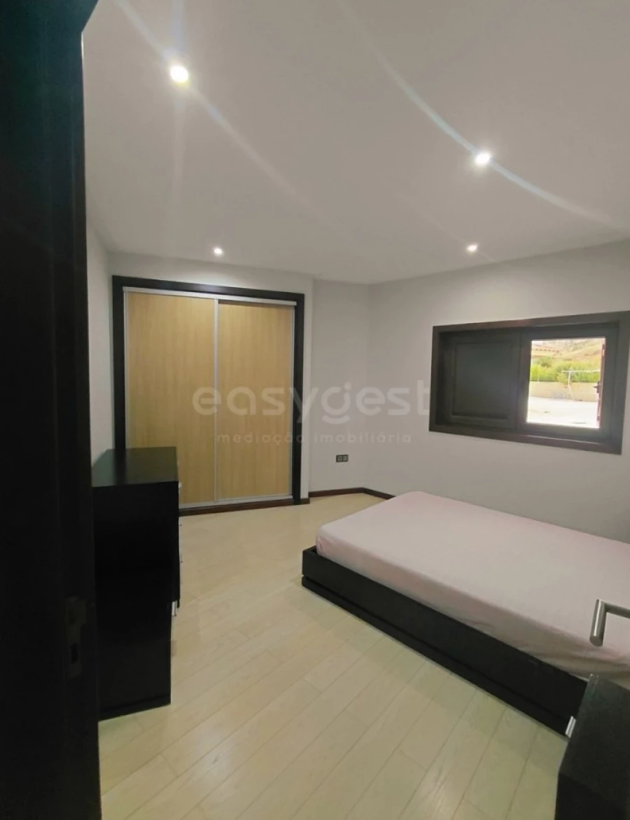 Moradia T4 para Venda em Baçal Foto 24