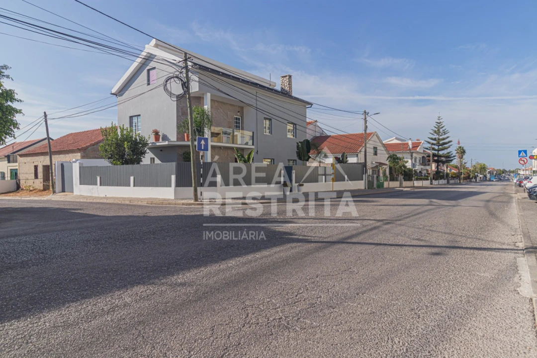 Moradia T4 para Venda em Fernao Ferro Foto 82