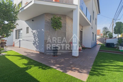 Moradia T4 para Venda em Fernao Ferro
