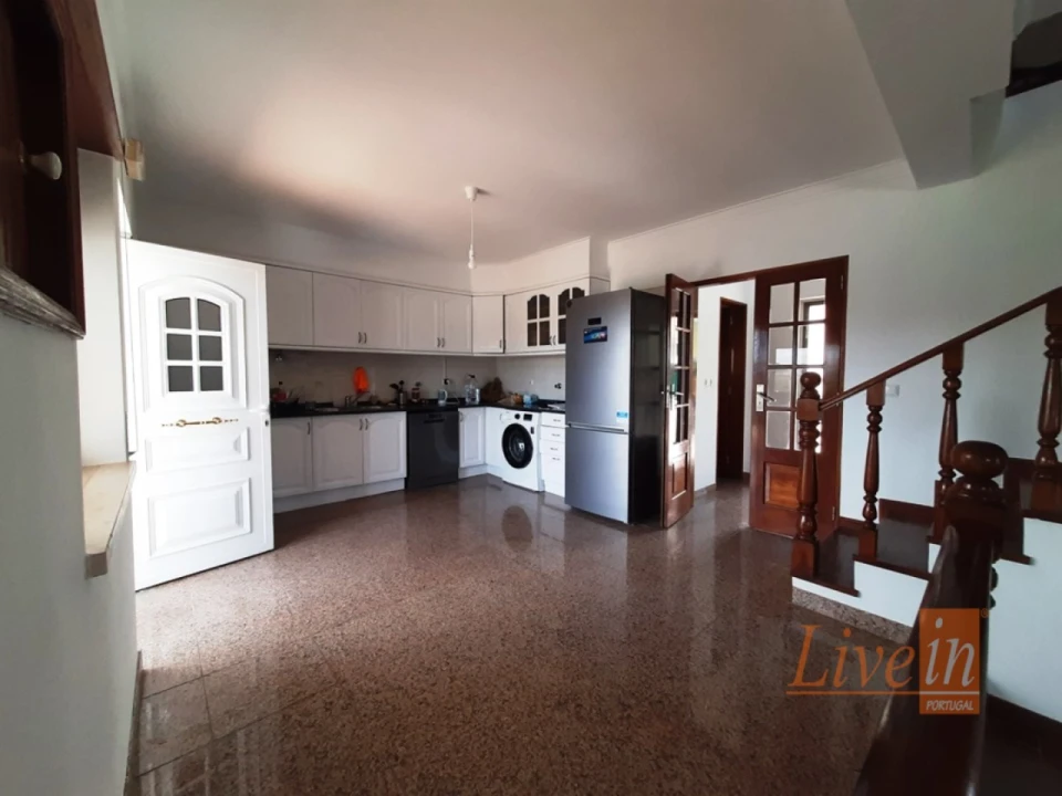 Moradia T3 para Arrendamento em Carvoeira Foto 3