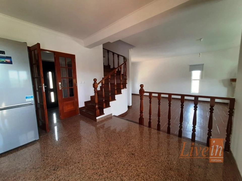 Moradia T3 para Arrendamento em Carvoeira Foto 4