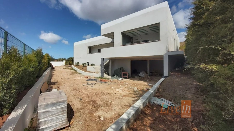 Moradia T4 para Venda em Azueira e Sobral da Abelheira