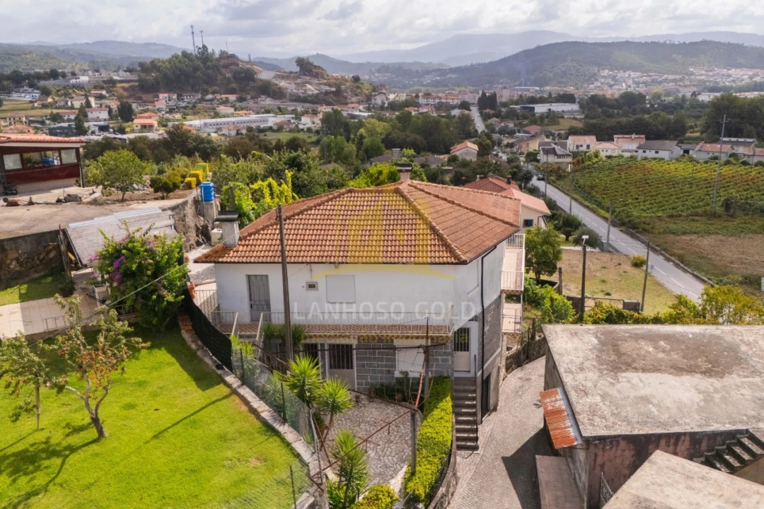 Moradia T6 para Venda em Lanhoso Foto 1
