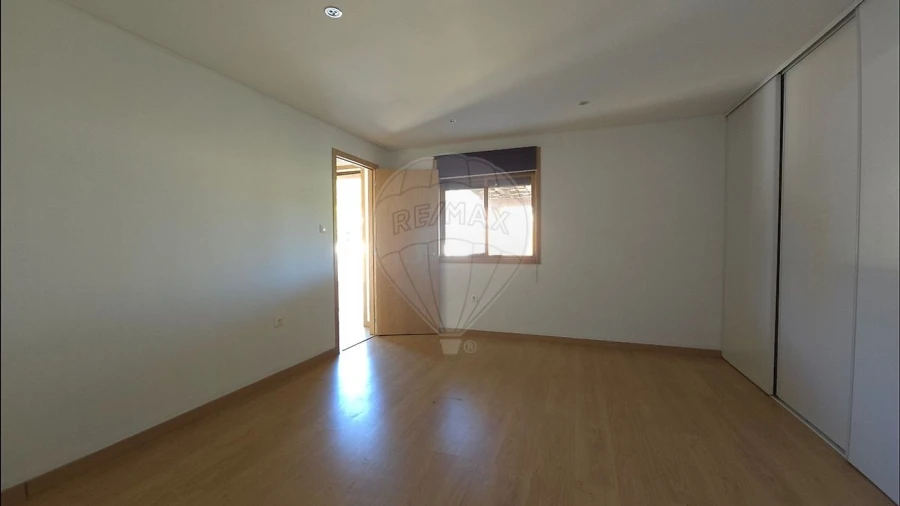 Moradia T4 para Venda em Loureiro Foto 11