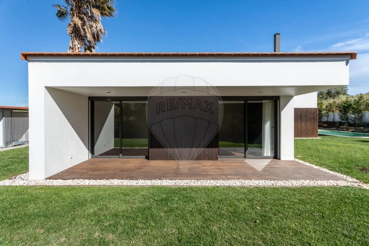 Moradia T5 para Arrendamento em Barcarena Foto 7