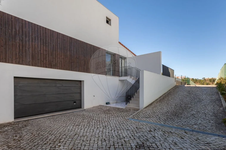 Moradia T5 para Arrendamento em Barcarena Foto 31