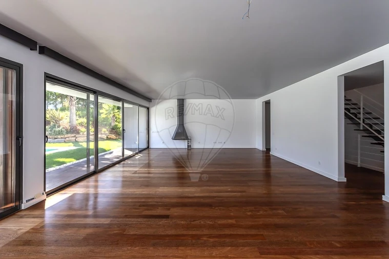 Moradia T5 para Arrendamento em Barcarena Foto 13