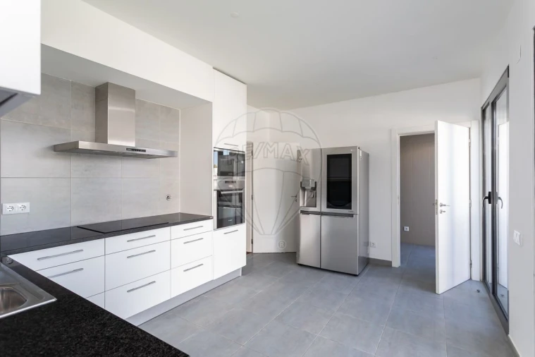 Moradia T5 para Arrendamento em Barcarena Foto 22