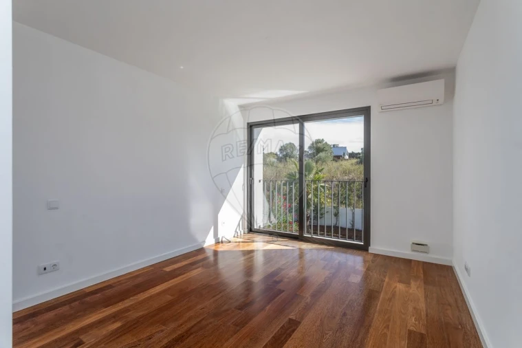 Moradia T5 para Arrendamento em Barcarena Foto 15