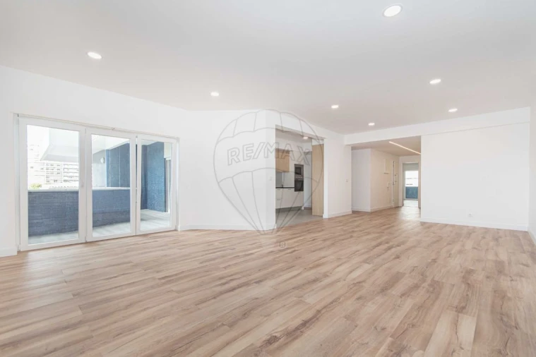 Apartamento T3 para Venda em Almada, Cova da Piedade, Pragal e Cacilhas Foto 1