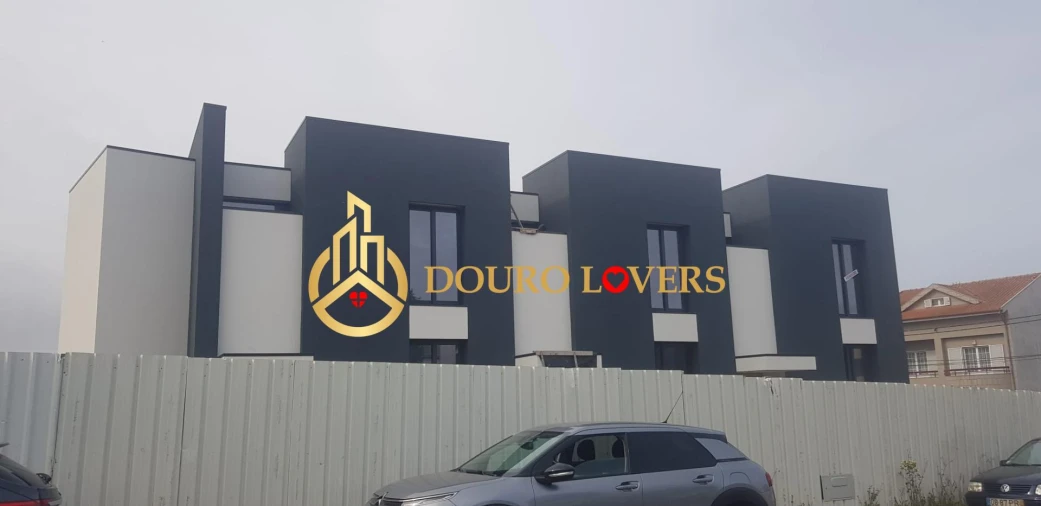 Moradia T4 para Venda em Madalena Foto 4