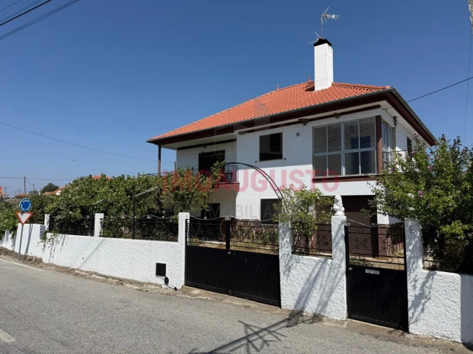 Moradia T4 para Venda em Lajeosa e Forcalhos Foto 1