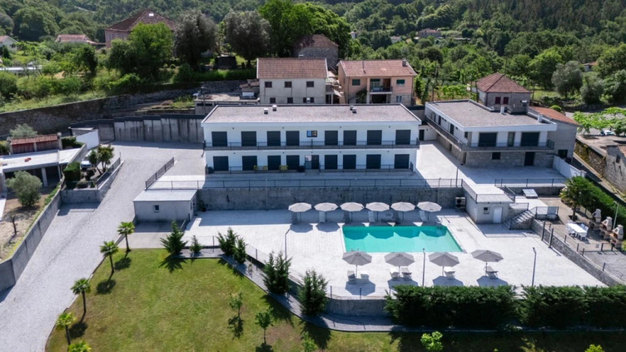 Prédio para Venda em Mosteiro Foto 3