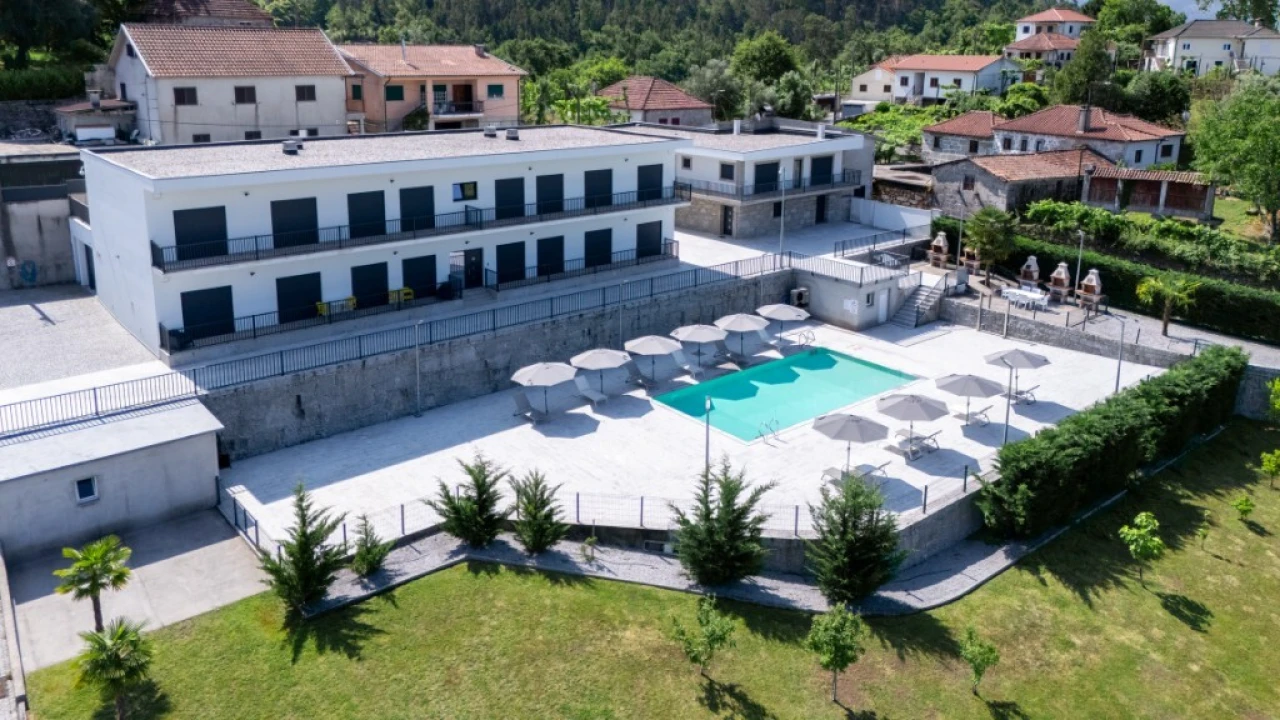 Prédio para Venda em Mosteiro Foto 1