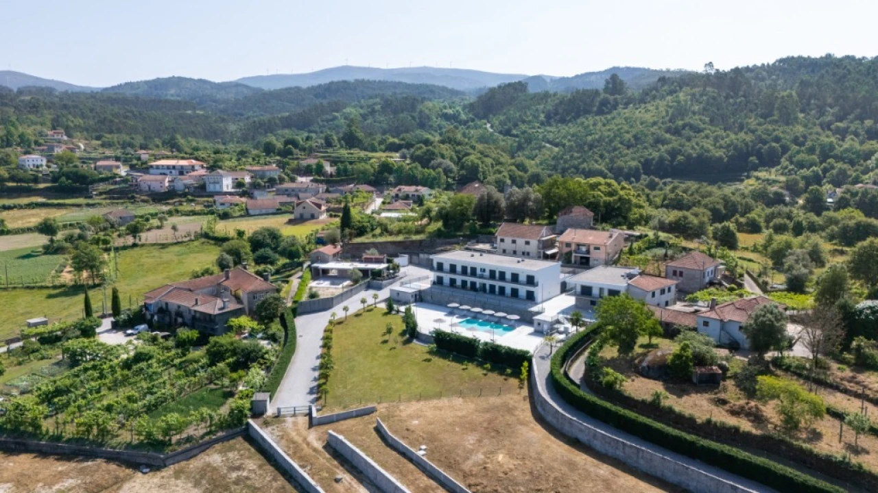 Prédio para Venda em Mosteiro Foto 2