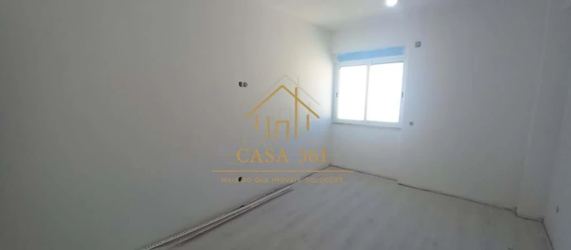 Apartamento T2 para Venda em Carregado e Cadafais Foto 9