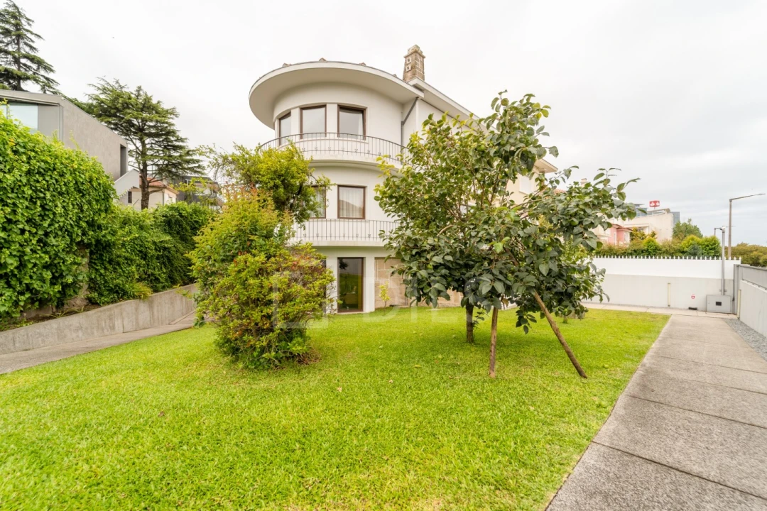 Moradia T10 para Venda em Lordelo do Ouro e Massarelos Foto 1