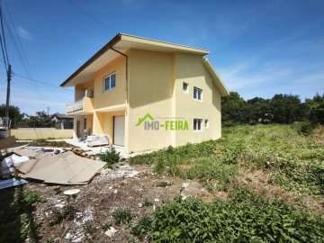 Moradia T3 para Venda em Santa Maria de Lamas