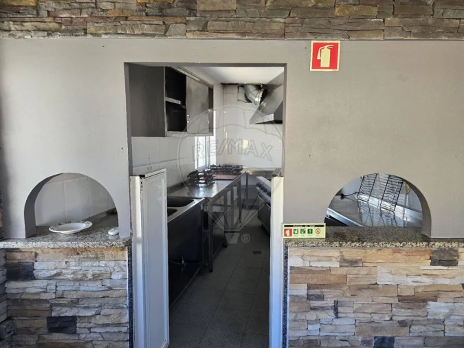 Loja para Arrendamento em Igreja Nova e Cheleiros Foto 7