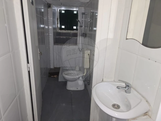 Loja para Arrendamento em Igreja Nova e Cheleiros Foto 22