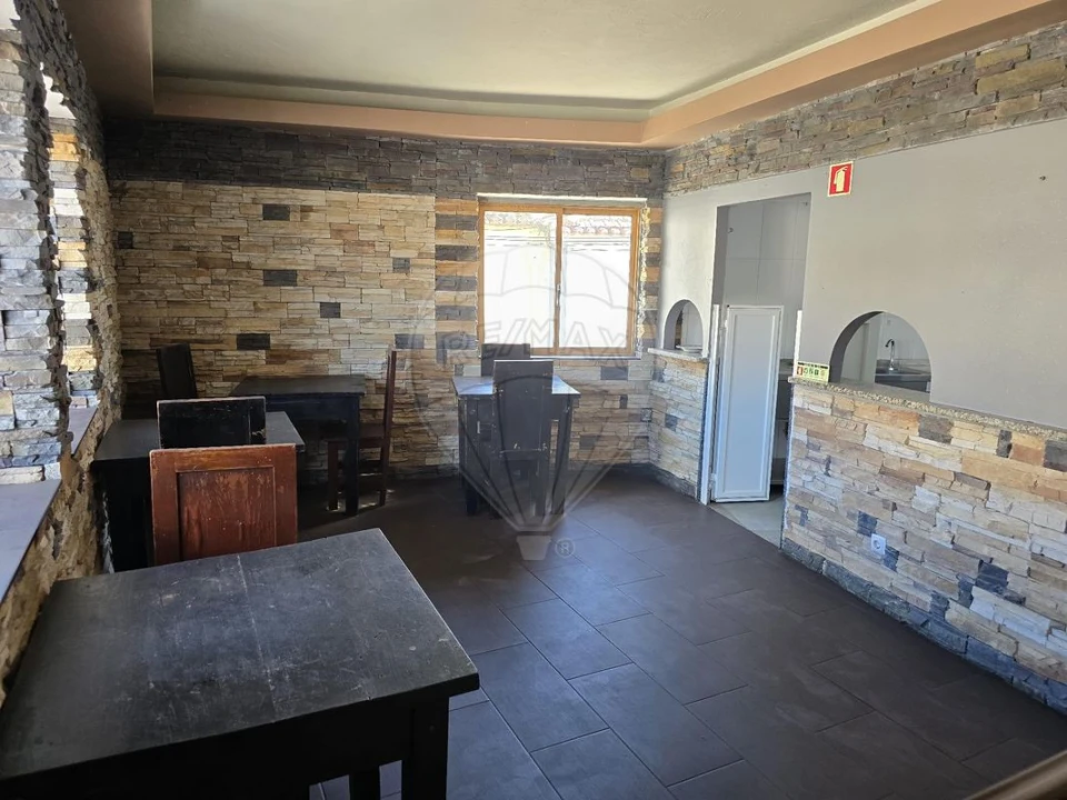 Loja para Arrendamento em Igreja Nova e Cheleiros Foto 6