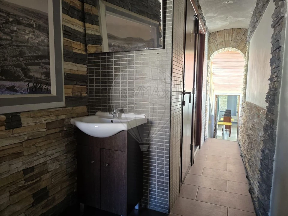 Loja para Arrendamento em Igreja Nova e Cheleiros Foto 9