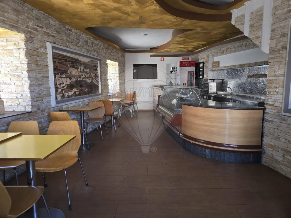 Loja para Arrendamento em Igreja Nova e Cheleiros Foto 3