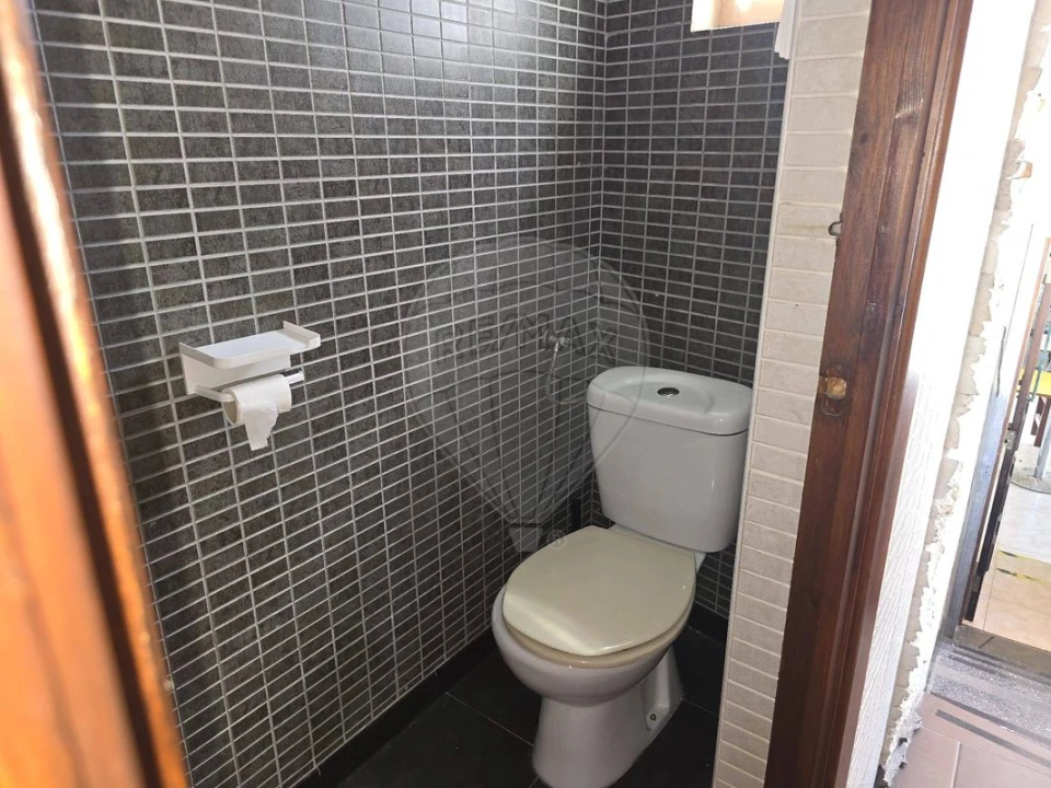 Loja para Arrendamento em Igreja Nova e Cheleiros Foto 10