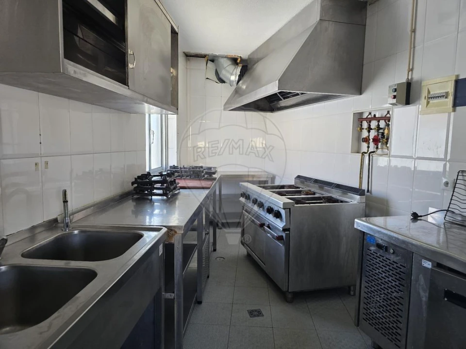 Loja para Arrendamento em Igreja Nova e Cheleiros Foto 8