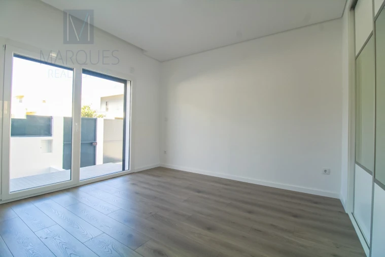 Moradia T4 para Venda em Fernao Ferro Foto 23