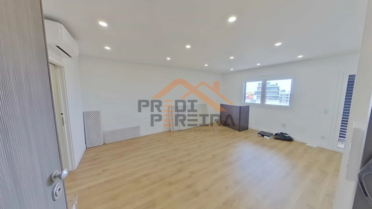 Apartamento T3 para Venda em Santo António dos Cavaleiros e Frielas Foto 2