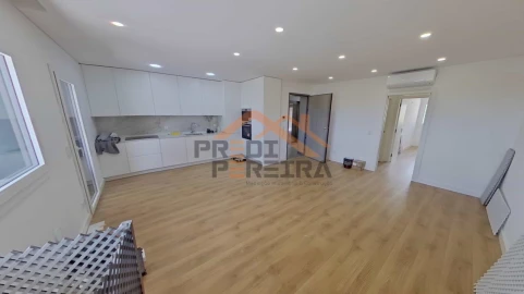 Apartamento T3 para Venda em Santo António dos Cavaleiros e Frielas
