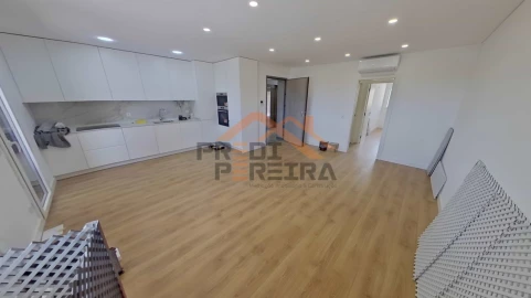 Apartamento T3 para Venda em Santo António dos Cavaleiros e Frielas