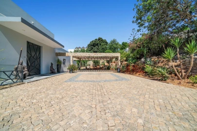 Moradia T3 para Venda em Santa Barbara de Nexe