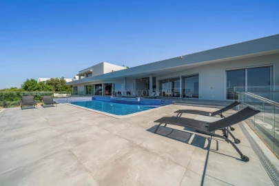 Moradia T3 para Venda em Santa Barbara de Nexe