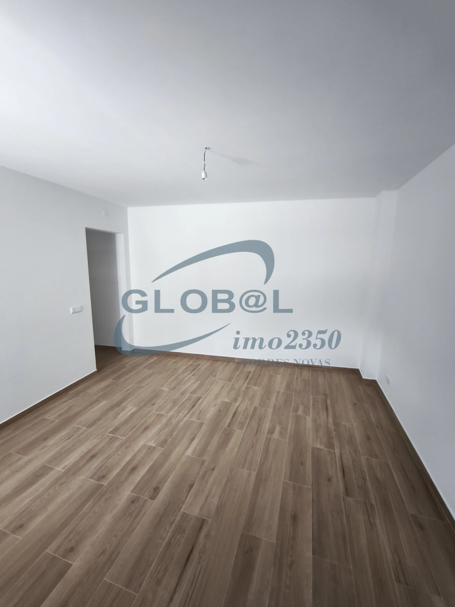 Moradia T0 para Venda em Torres Novas (Santa Maria, Salvador e Santiago) Foto 9