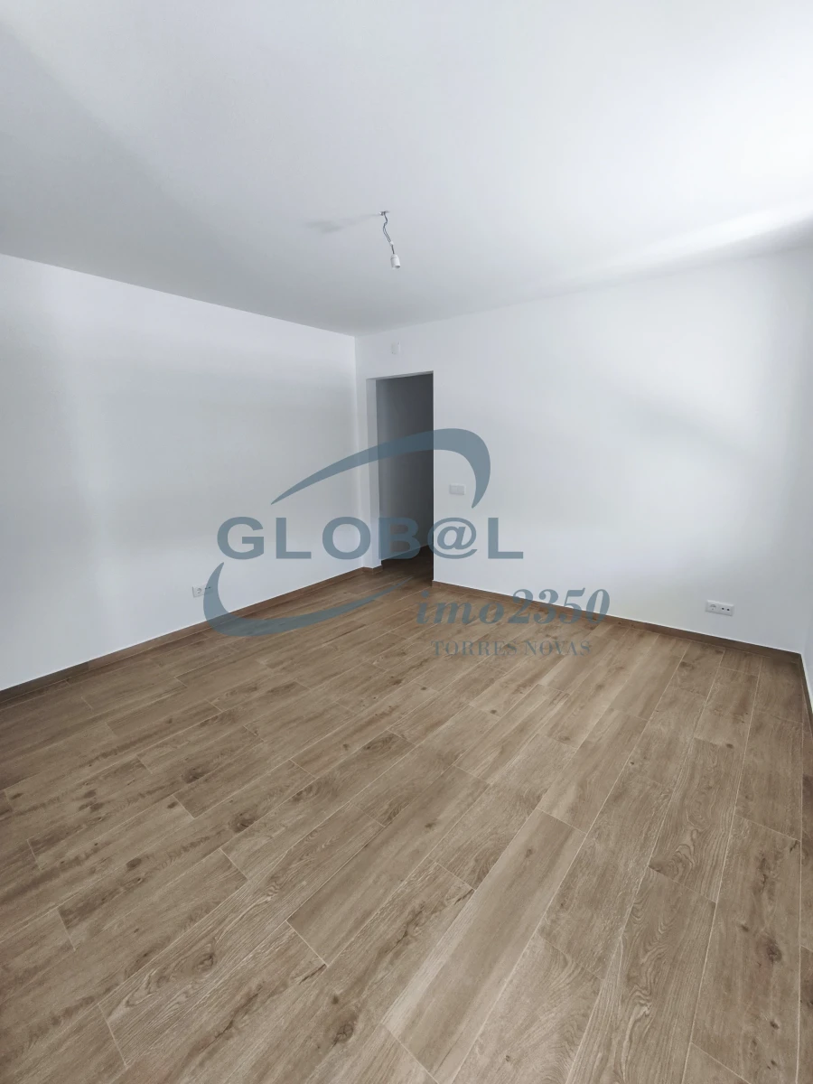 Moradia T0 para Venda em Torres Novas (Santa Maria, Salvador e Santiago) Foto 10