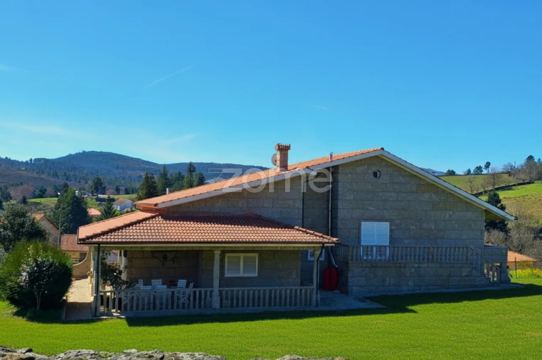 Moradia T4 para Venda em Cervos Foto 3