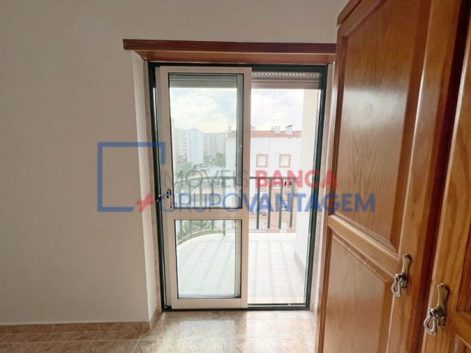Apartamento T3 para Venda em Carregado e Cadafais Foto 13